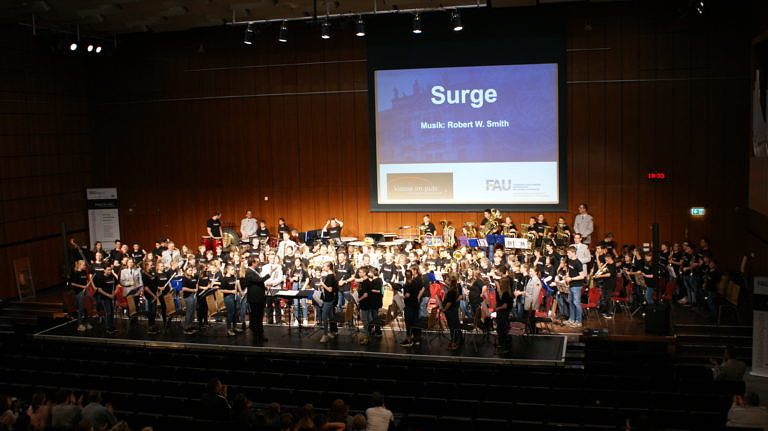 140 Bläserklassenschüler musizieren mit dem Heeresmusikkorps Ulm