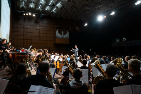 Zum Artikel "Endlich zurück auf der großen Bühne: Bläserklassen musizieren mit dem Heeresmusikkorps Ulm"