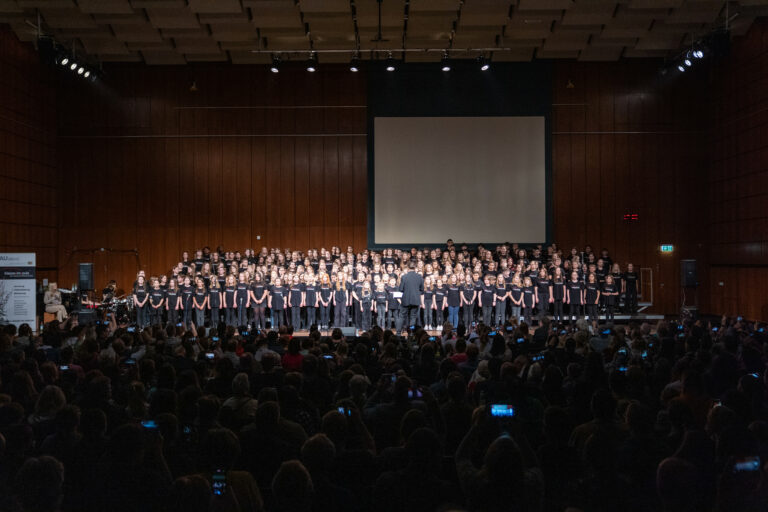 So viel Leidenschaft auf einmal: klasse.im.puls-Chorklassen glänzen auf der großen Bühne
