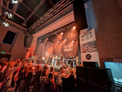 Zum Artikel "Schülerbands live on stage –  Kultusministerin Anna Stolz erlebt großartige Auftritte beim Bandklassenfestival rock.im.puls"